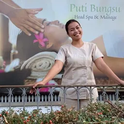 Rahmah, Inhaberin von Puti Bungsu Head Spa & Massage in Holzwickede